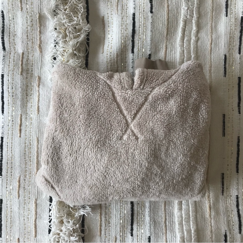 slightly used Zara hoodie, perfect for winter/fall, size 11-12 (L) for girls